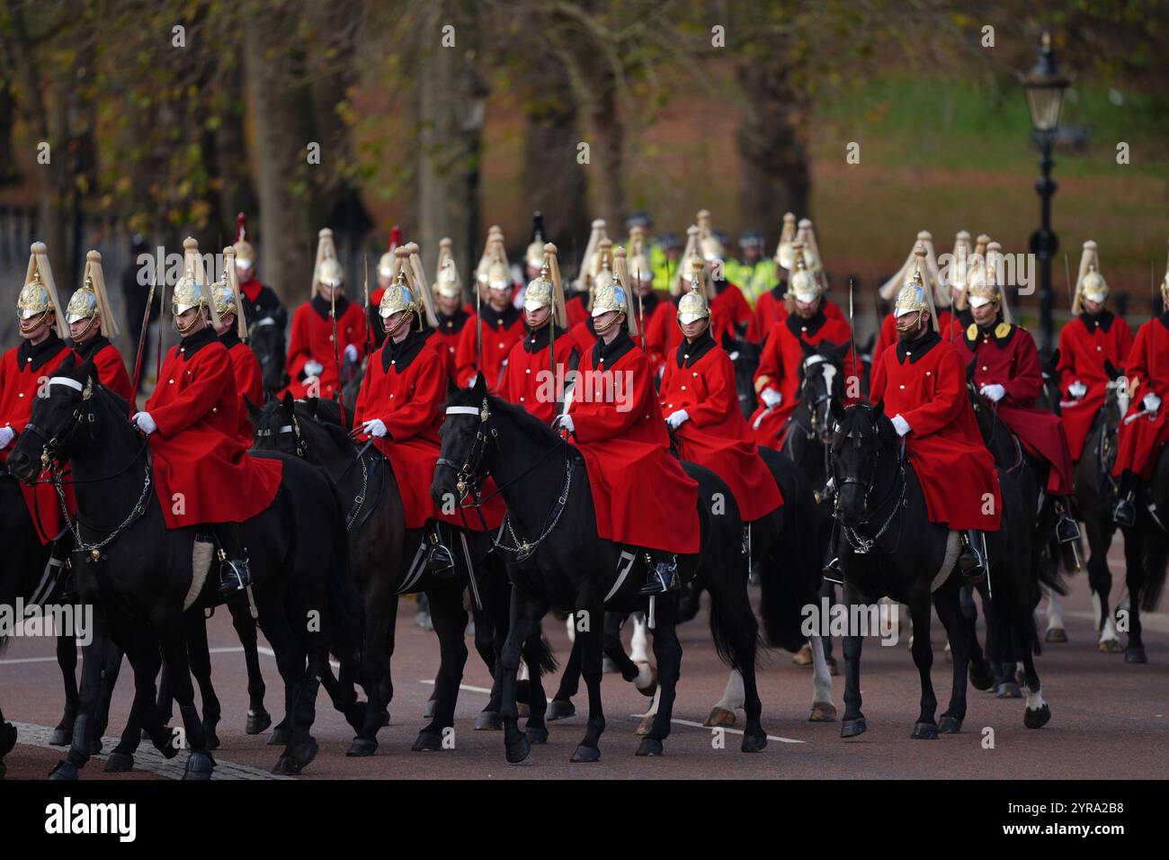 Les Life Guards se rendent à Horse Guards Parade, Londres pour la cérémonie de bienvenue pour la visite d'État au Royaume-Uni de l'émir du Qatar Cheikh Tamim bin Hamad Al Thani et de son épouse Sheikha Jawaher. Date de la photo : mardi 3 décembre 2024. Banque D'Images
