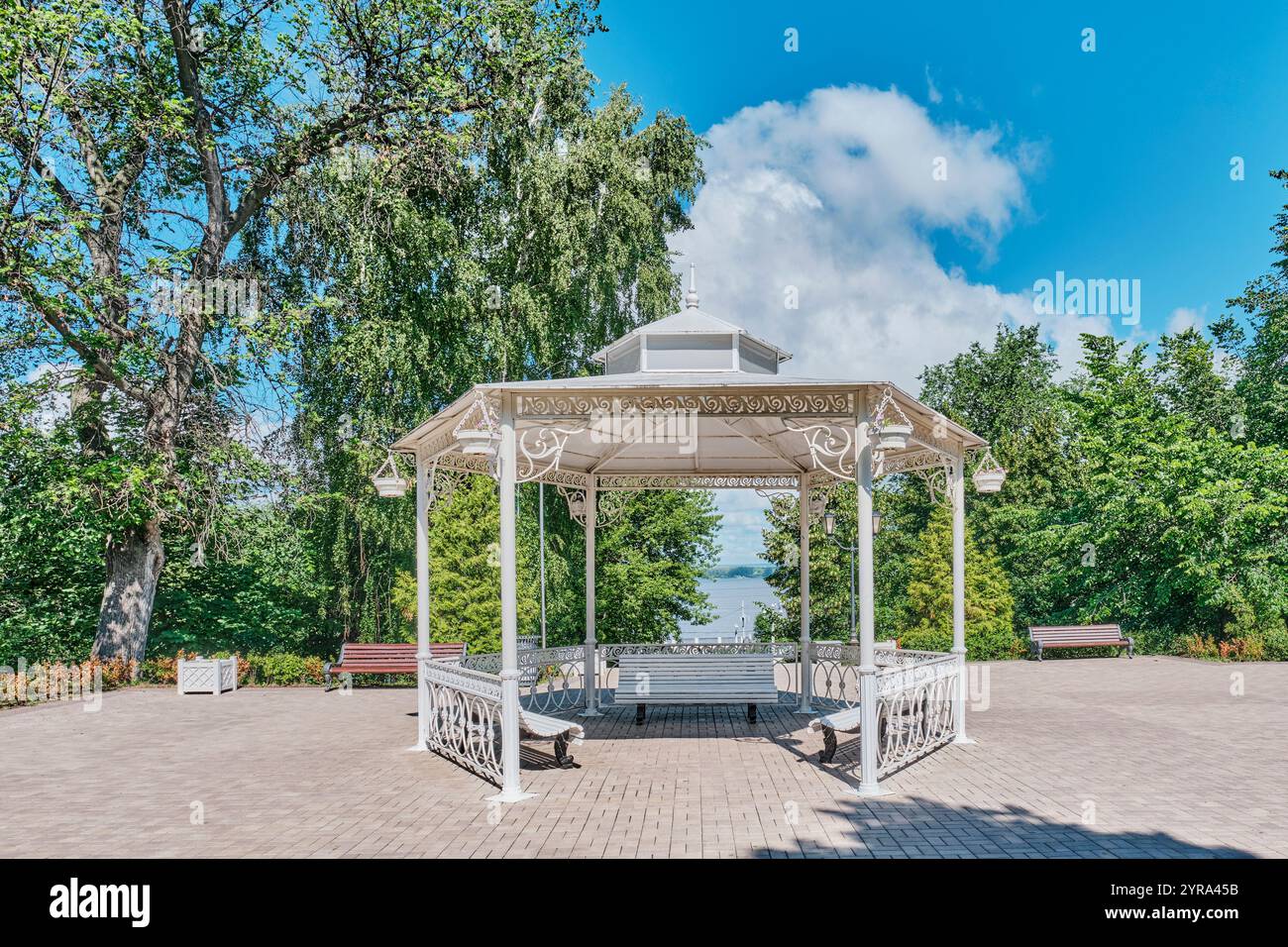 Pittoresque gazebo blanc sur la place dans le parc d'été, jardin Strukovsky, Samara, Russie. Bancs, encadrés par une végétation luxuriante, vue sur la rivière Volga. Tranquille Banque D'Images