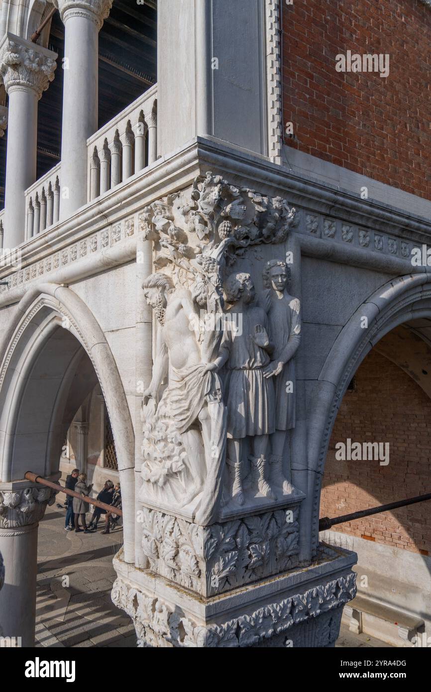 Sculptures en bas relief sur le coin de la façade du Palais des Doges ou Palazzo Ducale à Venise, Italie. Banque D'Images