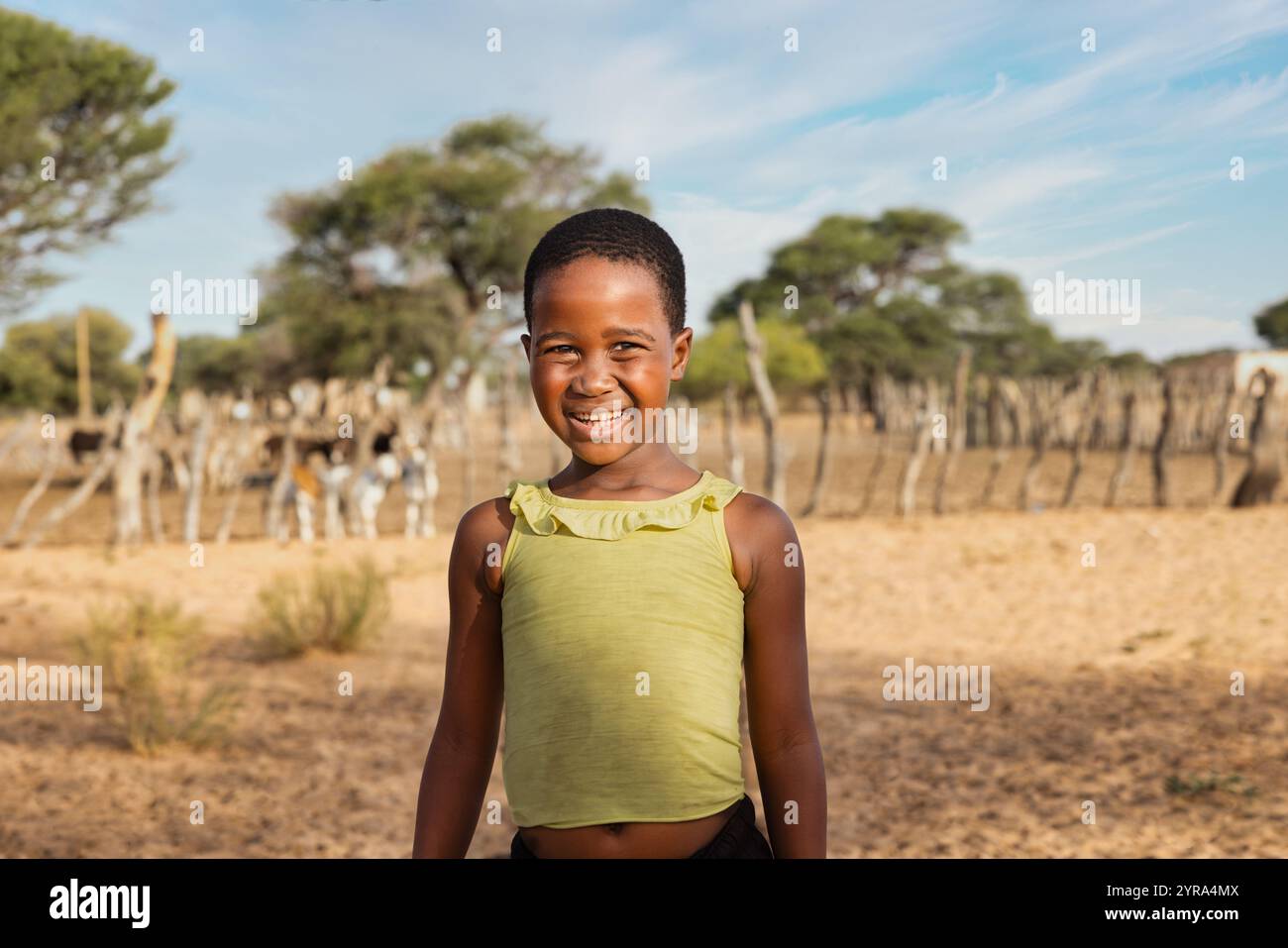 bétail de troupeau africain de village, fille africaine debout devant l'enclos des vaches Banque D'Images