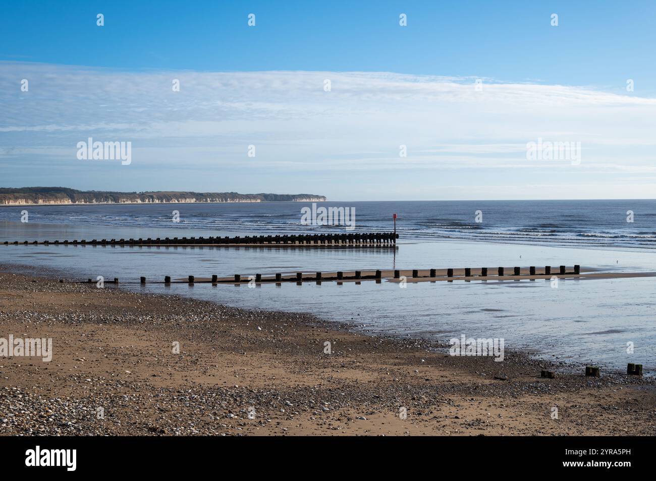 Bridlington Beach, East Yorkshire, sur une journée ensoleillée d'octobre à marée basse, avec une plage groyne et un paysage côtier calme. Banque D'Images