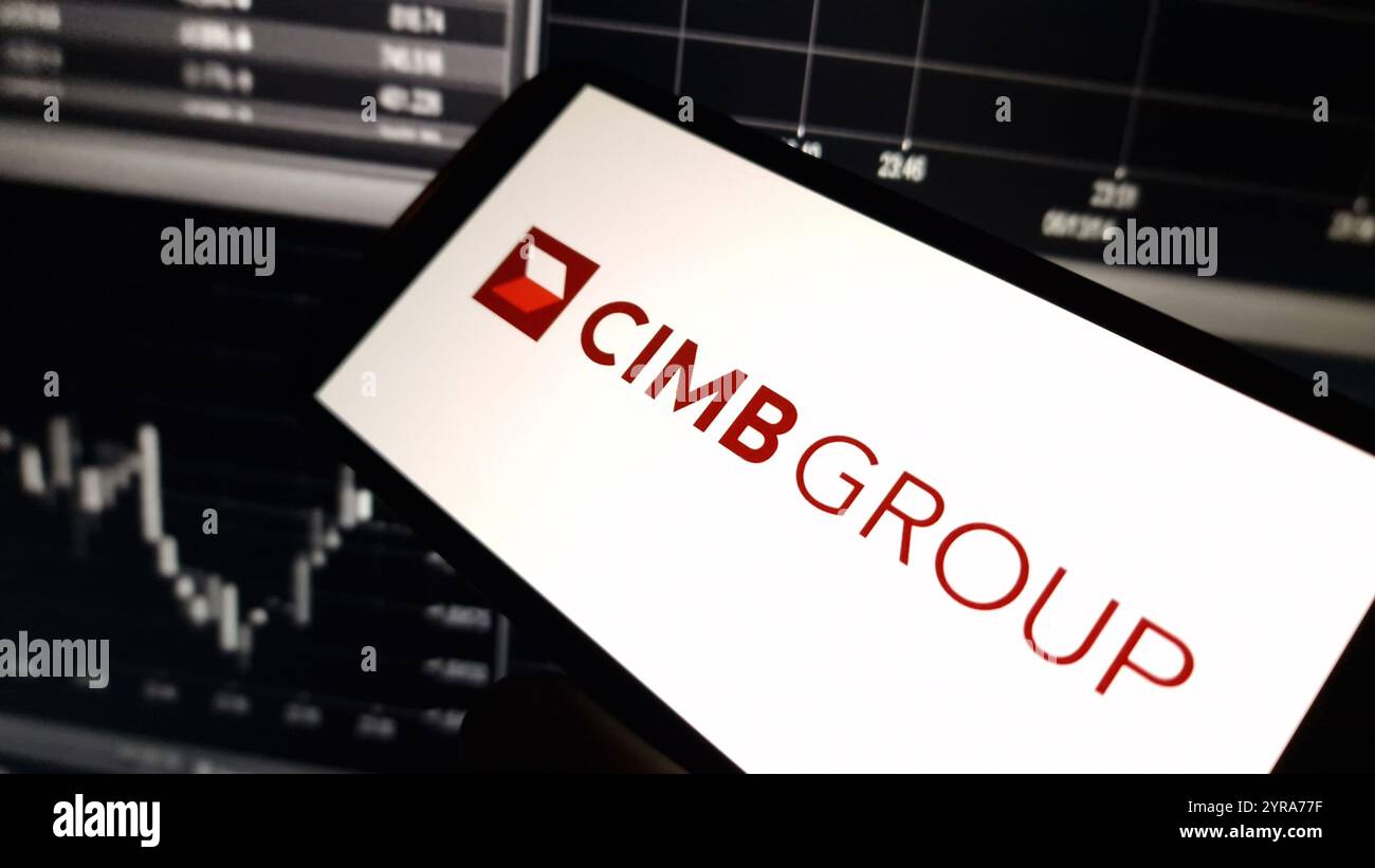 Konskie, Pologne - 02 décembre 2024 : logo de la société CIMB Group affiché sur le téléphone portable Banque D'Images