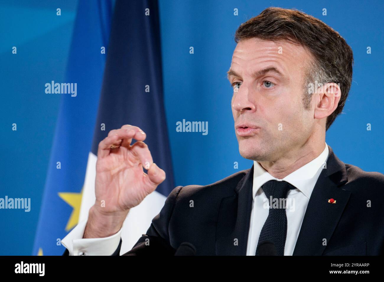 Belgique, Bruxelles, le 1er février 2024 : le président français Emmanuel Macron s’adresse aux médias à l’issue du Conseil européen extraordinaire. Th Banque D'Images