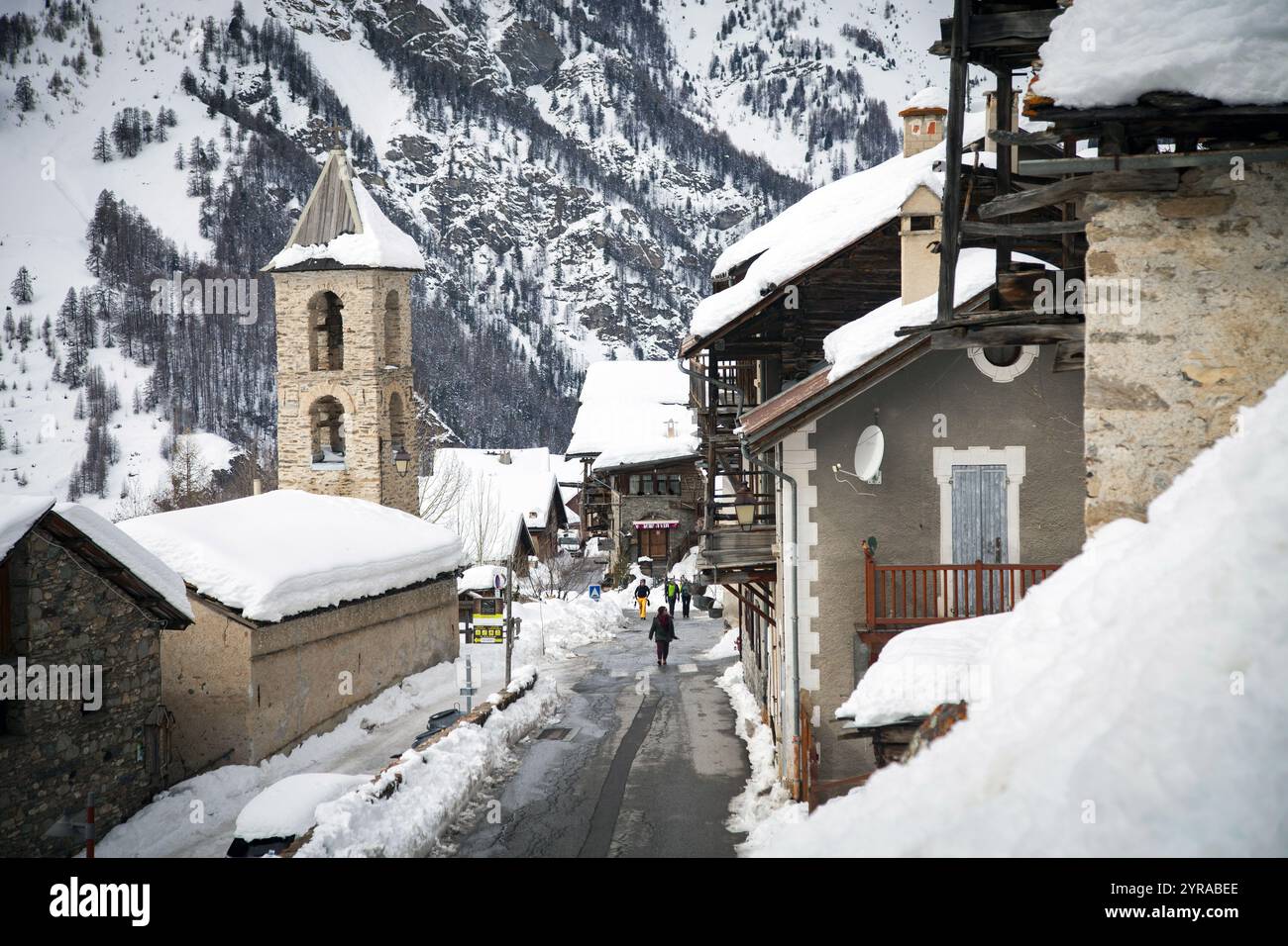 Saint-Véran (sud-est de la France) : les soldats revenant de ski marchant à travers le village ont obtenu le label « plus beaux villages de France » (le Banque D'Images