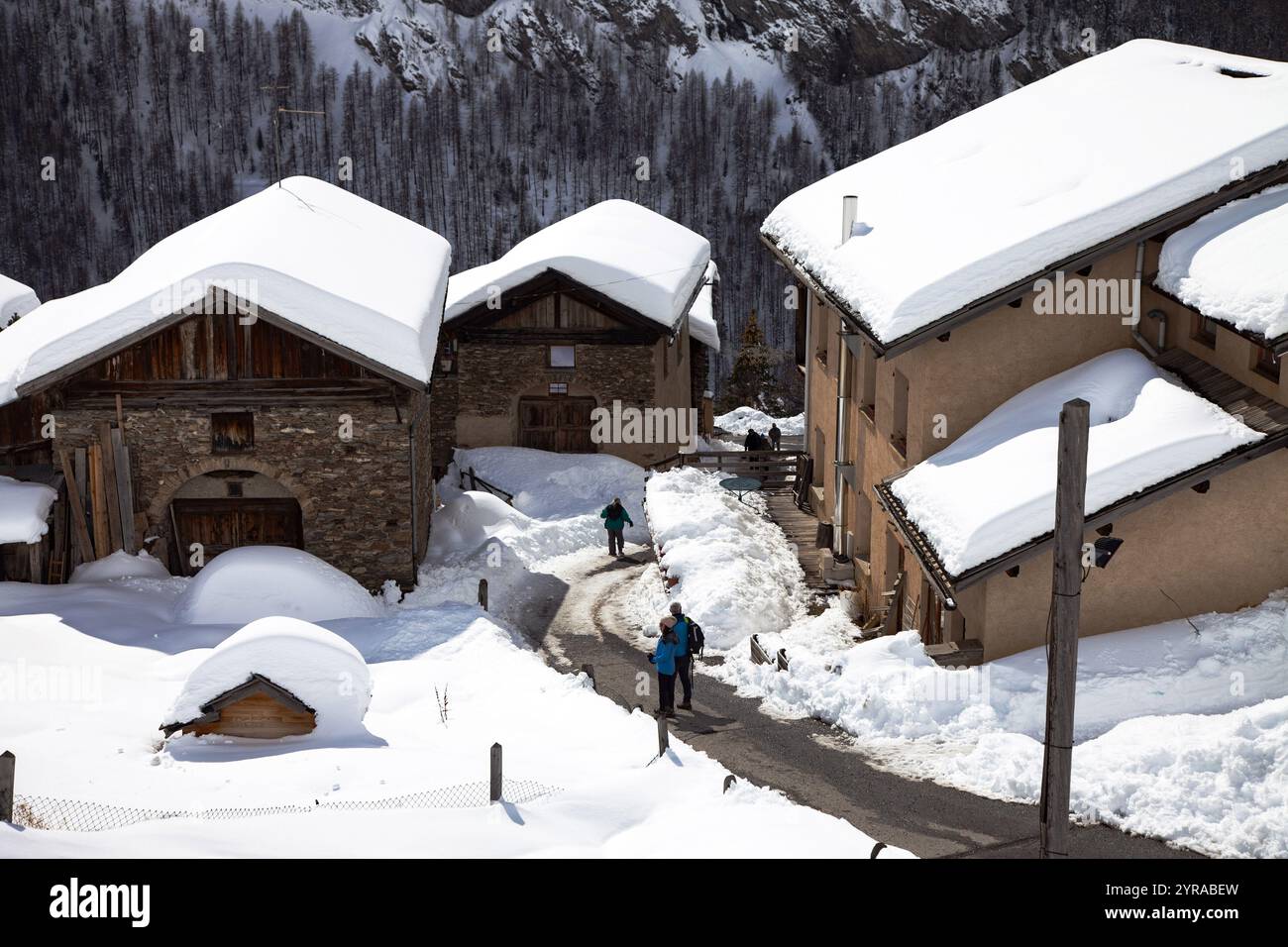 Saint-Véran (sud-est de la France) : les touristes dans une rue en pente du village ont obtenu le label « plus beaux villages de France » (le plus beau) Banque D'Images