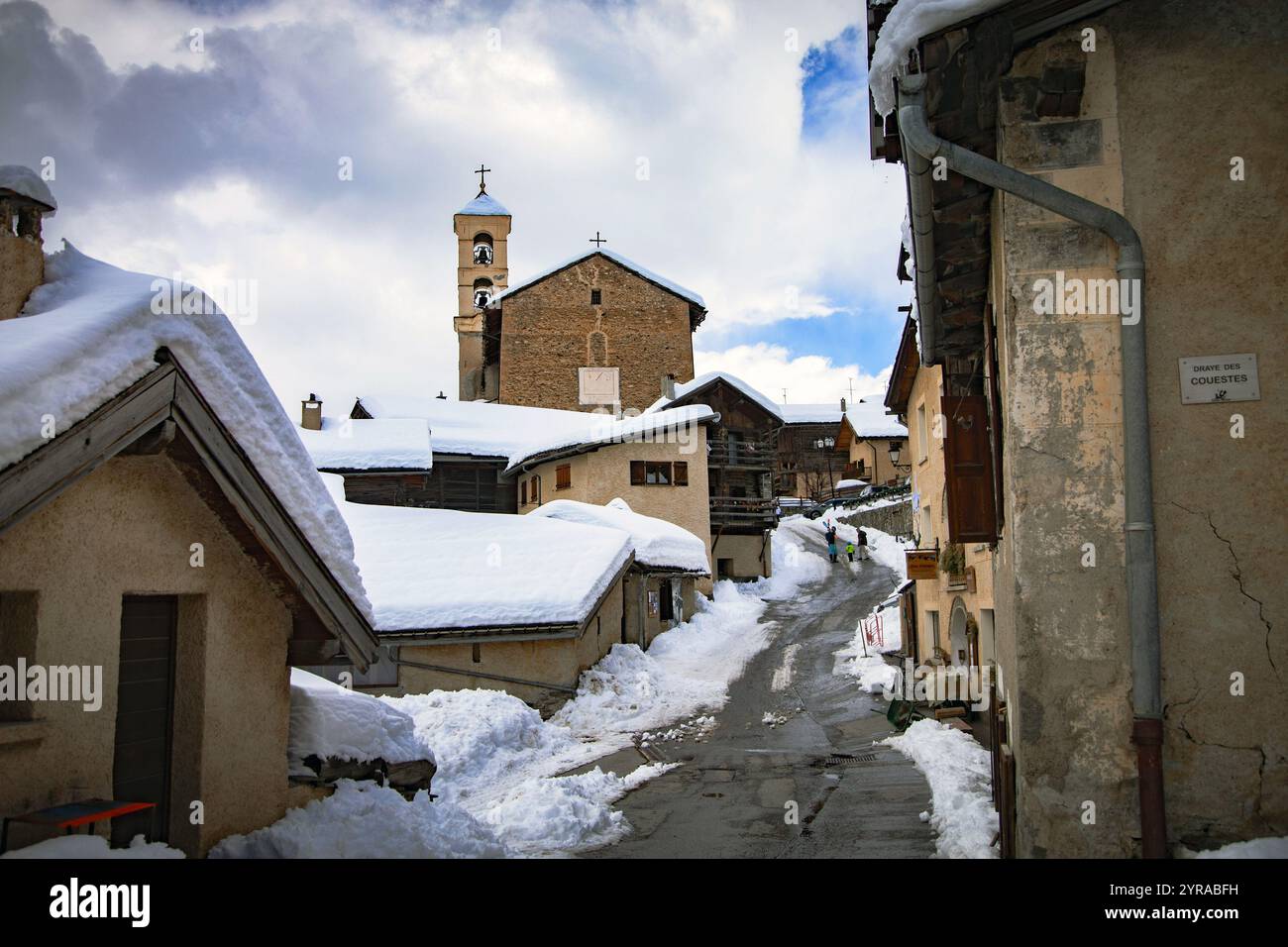 Saint-Véran (sud-est de la France) : les touristes dans une rue du village ont obtenu le label « plus beaux villages de France » (les plus beaux villages) Banque D'Images