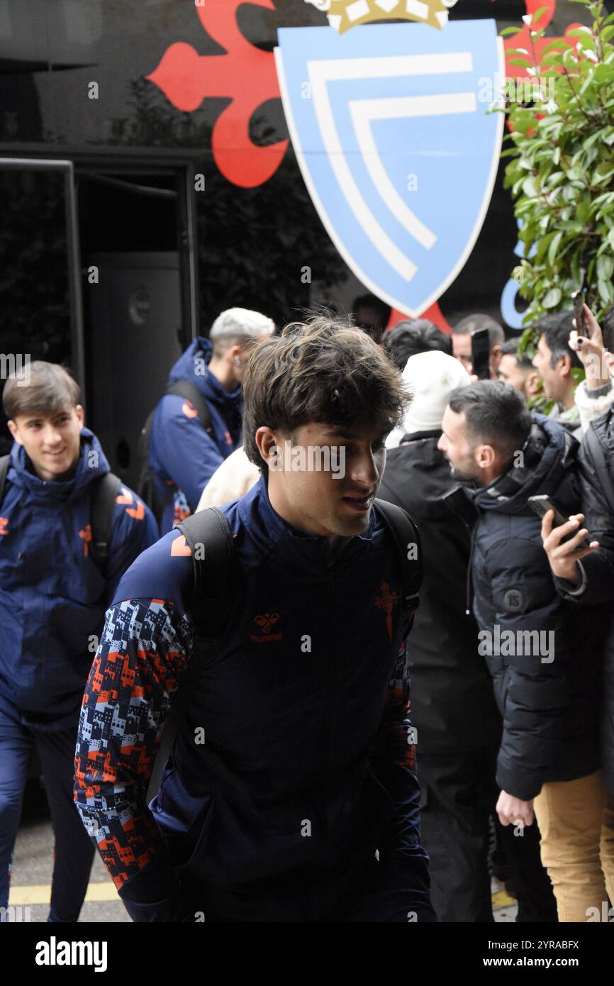 Fotografias del RC Celta de Vigo bajando del bus y entrando al Hotel Banque D'Images