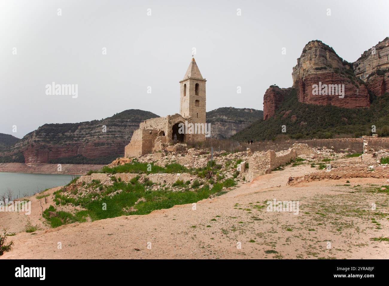 Espagne, sécheresse en Catalogne. Très bas niveau du réservoir de Sau le 07 avril 2024. Vestiges du village englouti de Sant Roma de Sau visibles en raison de w Banque D'Images