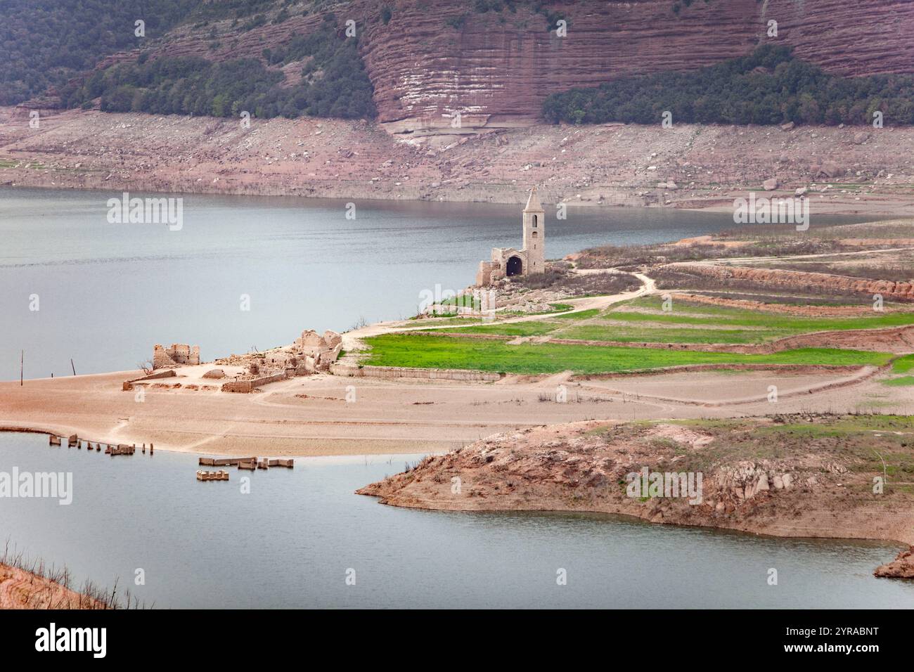 Espagne, sécheresse en Catalogne. Très bas niveau du réservoir de Sau le 07 avril 2024. Vestiges du village englouti de Sant Roma de Sau visibles en raison de w Banque D'Images