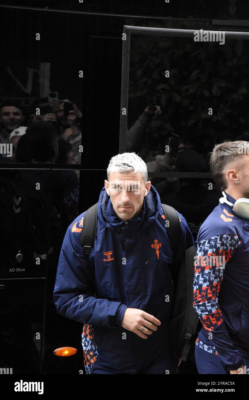 Fotografias del RC Celta de Vigo bajando del bus y entrando al Hotel Banque D'Images