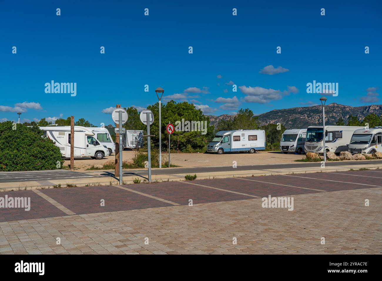 Un groupe de camionnettes sur le littoral des Tres cales - les trois criques - en Catalogne en Espagne Banque D'Images