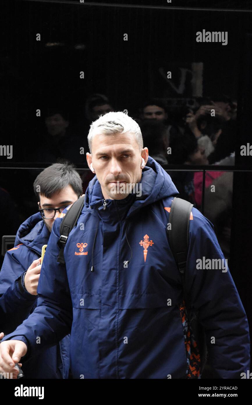 Fotografias del RC Celta de Vigo bajando del bus y entrando al Hotel Banque D'Images