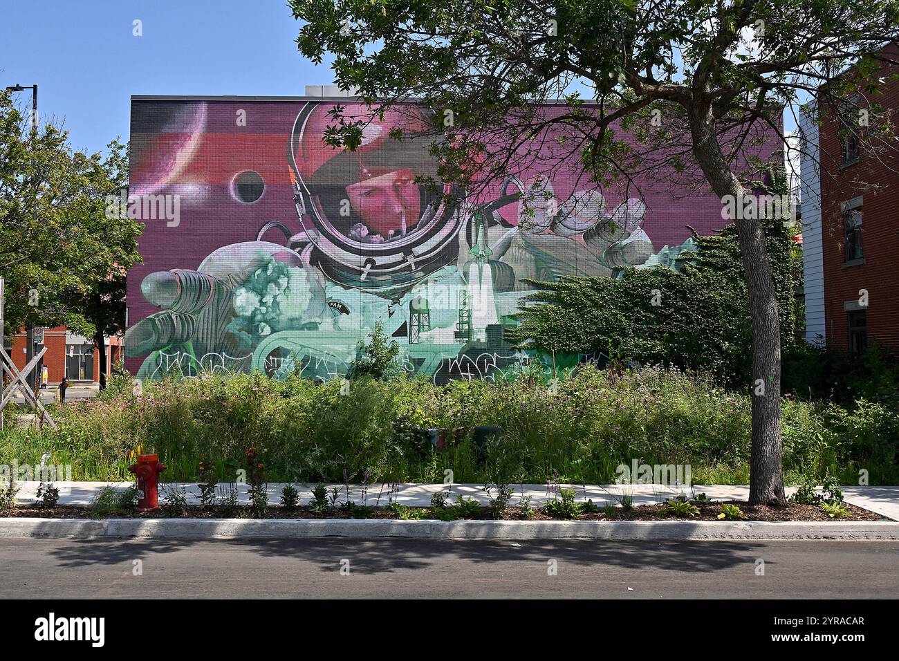 Canada, Québec, Montréal, arrondissement du plateau-Mont-Royal : Street art dans le parc de la Franchère. Murale « Relativity » avec un astronaute en combinaison spatiale, créée Banque D'Images
