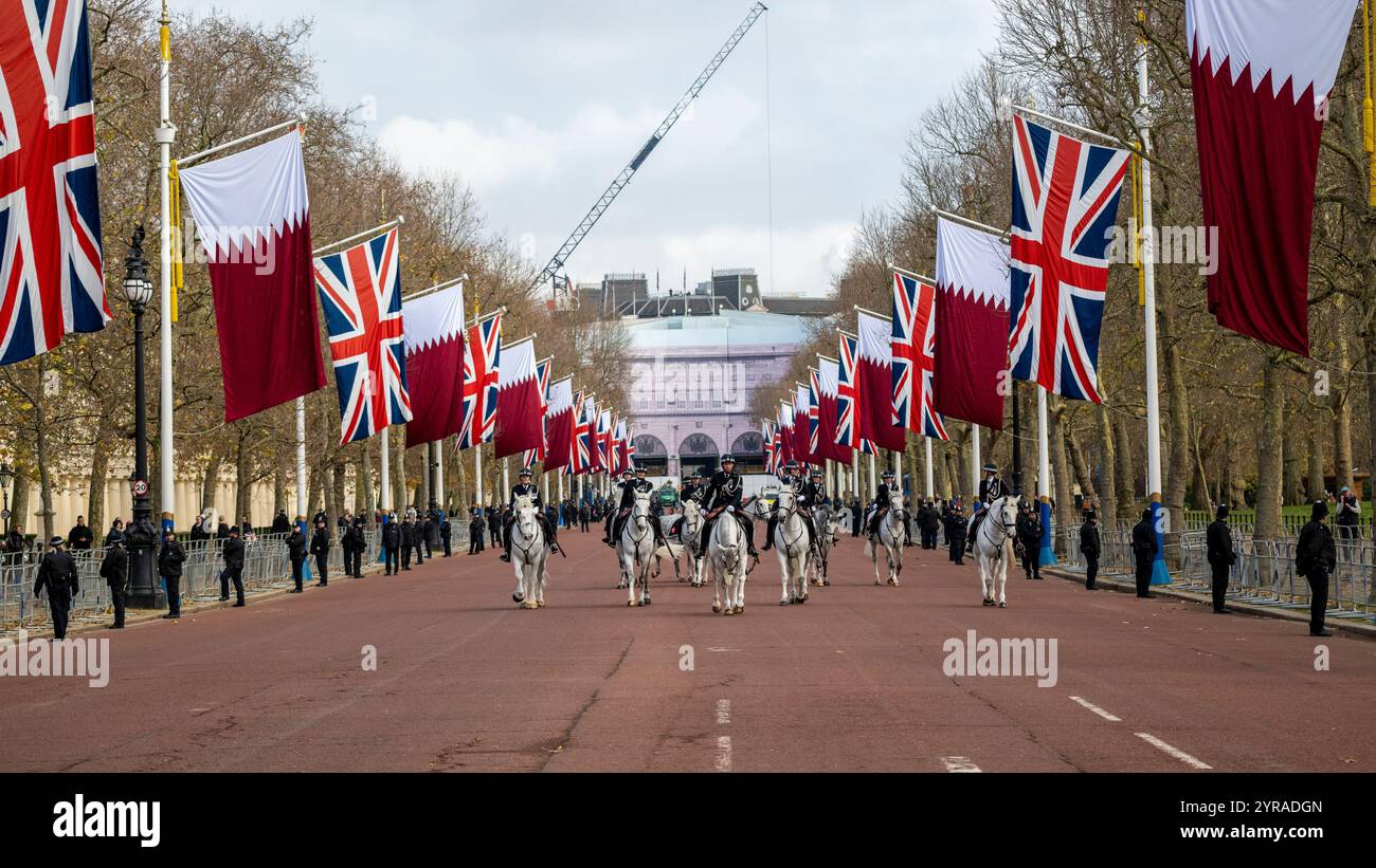 Londres, Royaume-Uni. 3 décembre 2024. Drapeaux nationaux sur le Mall devant le cheikh Tamim bin Hamad Al Thani, émir du Qatar, accompagnant le roi Charles dans un chariot d'État en route vers Buckingham Palace le premier jour d'une visite d'État de deux jours pour célébrer et renforcer les liens entre le Royaume-Uni et le Qatar sur le plan économique et stratégique. Credit : Stephen Chung / Alamy Live News Banque D'Images