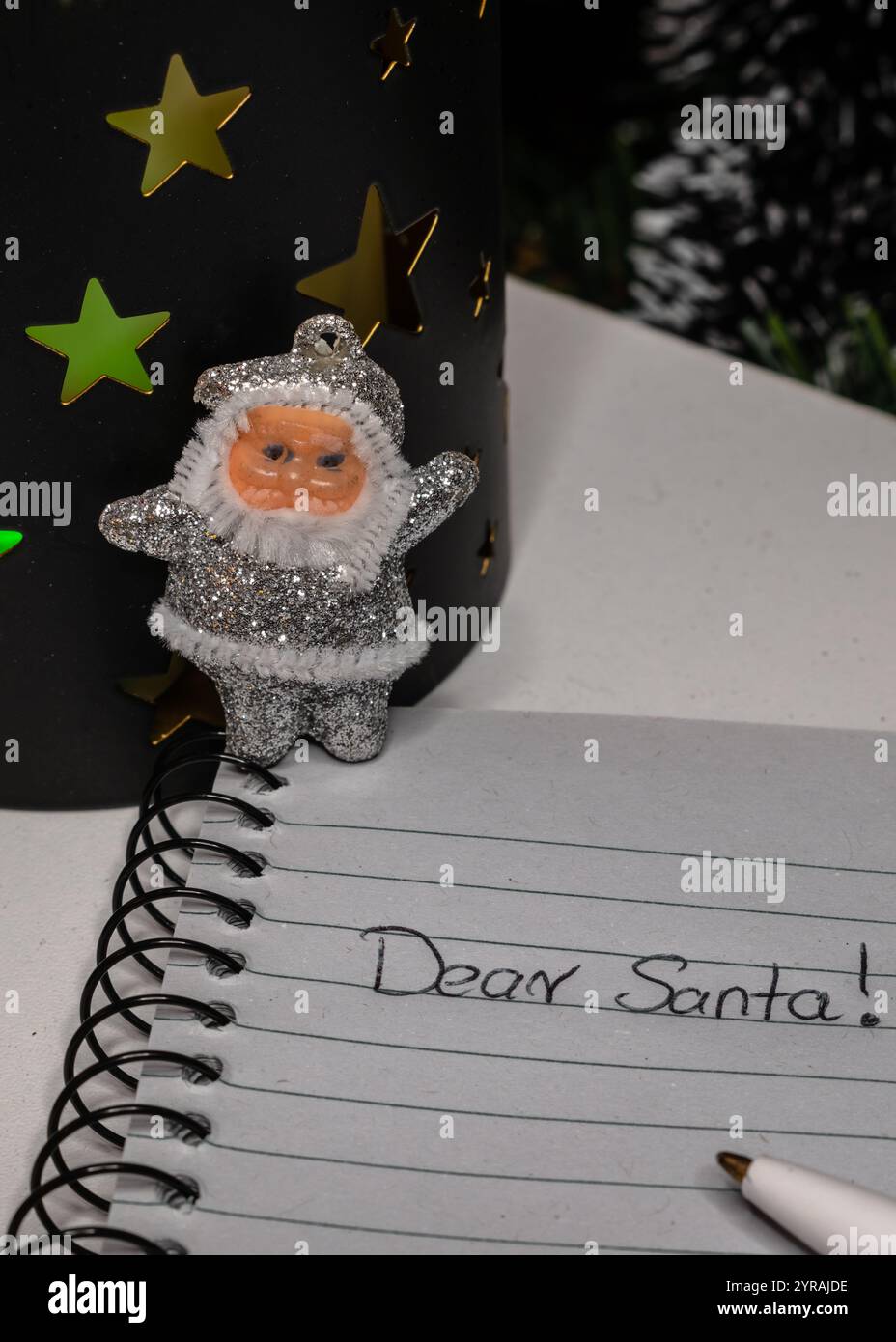 Lettre au concept du Père Noël, vue de dessus du cahier avec les mots DU PÈRE NOËL, une table blanche avec des ornements de noël Banque D'Images
