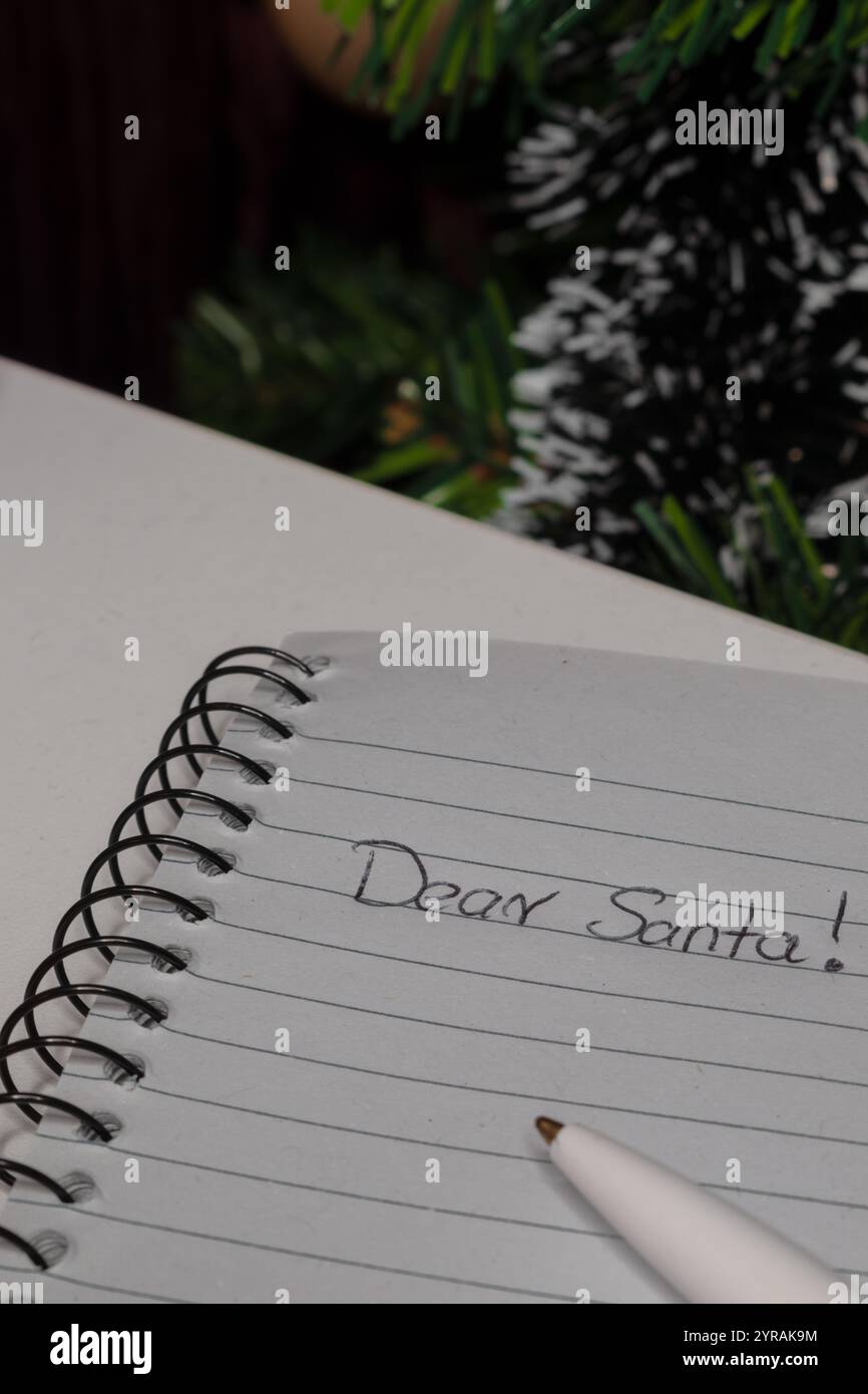 Lettre au concept du Père Noël, vue de dessus du cahier avec des mots CHERS DU PÈRE NOËL Banque D'Images
