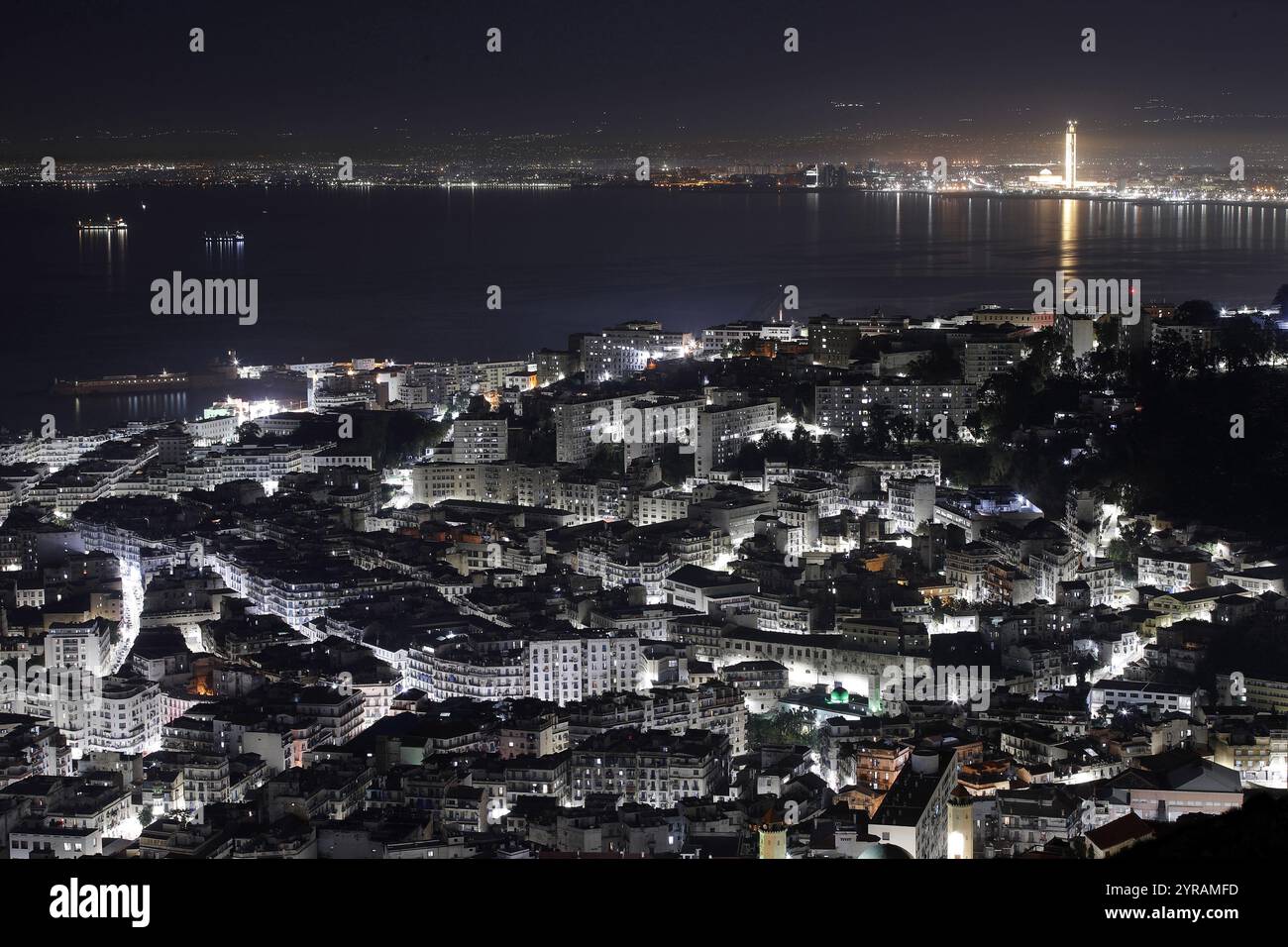 Algérie, Alger : vue nocturne du quartier de Bab El Oued. En arrière-plan, la Grande Mosquée d'Alger (ou Djamaa el Djazaïr) *** local légende *** Banque D'Images
