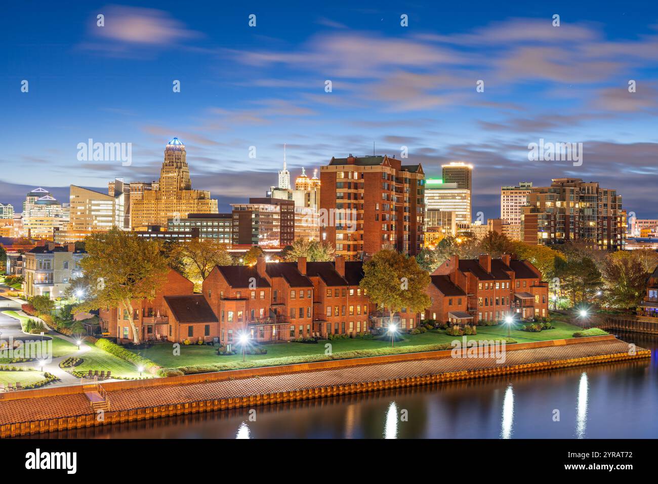 Buffalo, New York, États-Unis ville ville skyline sur le lac Érié à l'aube. Banque D'Images