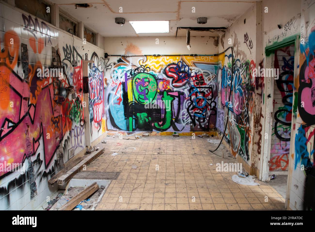 Yorkshire, Royaume-Uni : 31 mai 2024 – le bâtiment abandonné de vestiaires du terrain de sport Castle College est négligé et couvert de graffitis Banque D'Images
