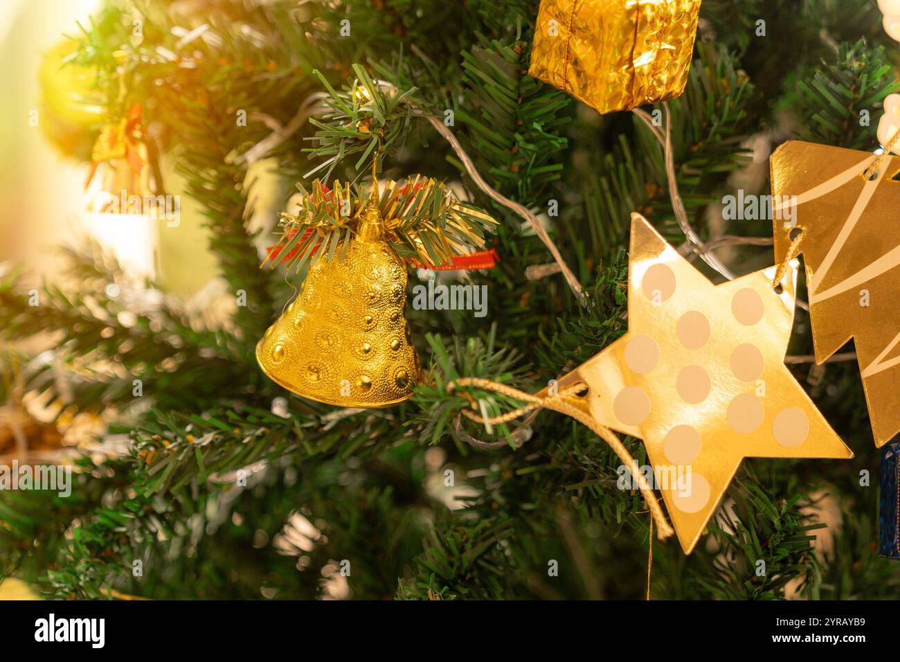Belle chambre décorée de vacances avec arbre de Noël Banque D'Images