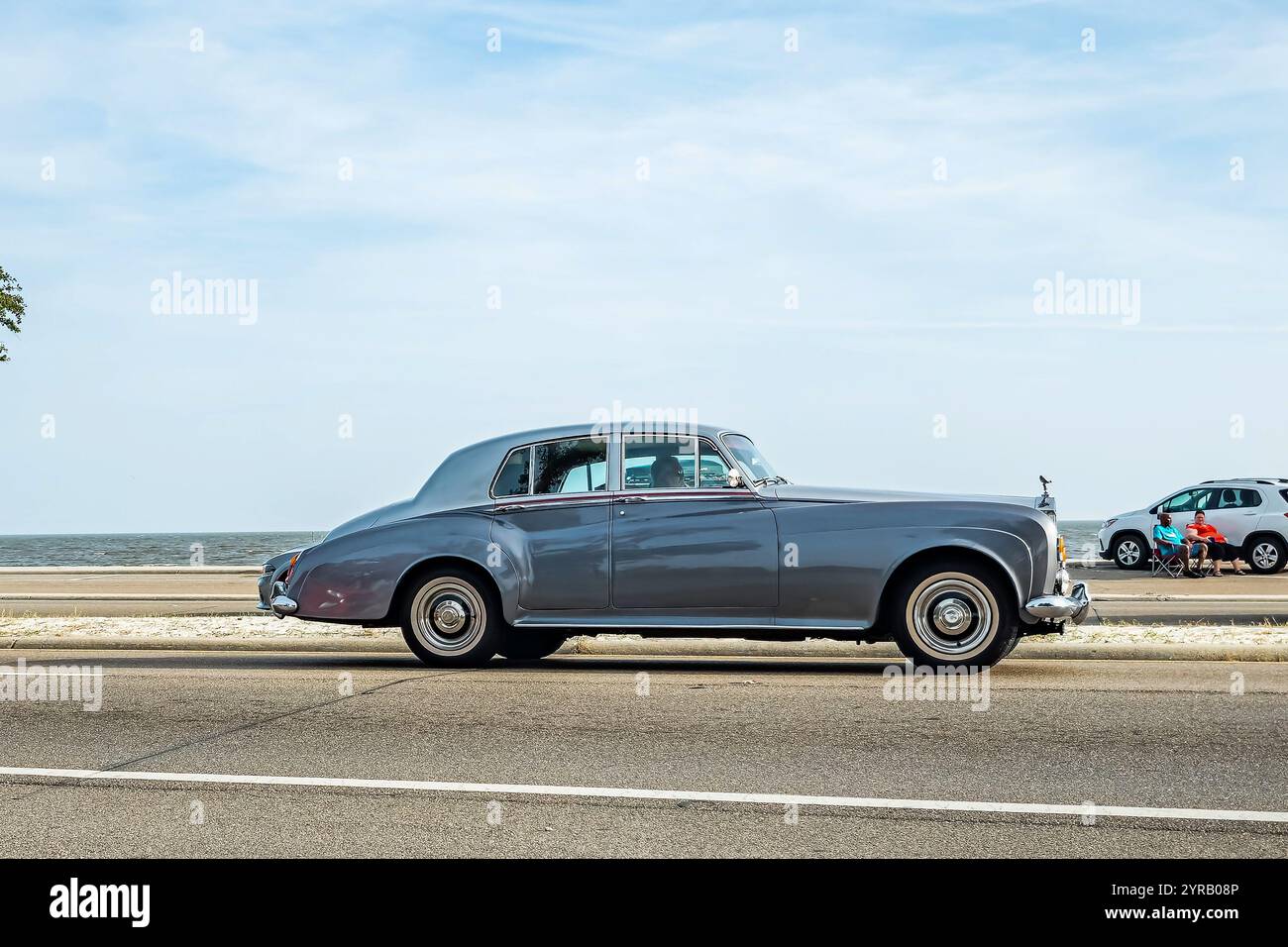 Gulfport, MS - 04 octobre 2023 : vue latérale grand angle d'une Rolls Royce Silver Cloud III Saloon 1963 lors d'un salon automobile local. Banque D'Images