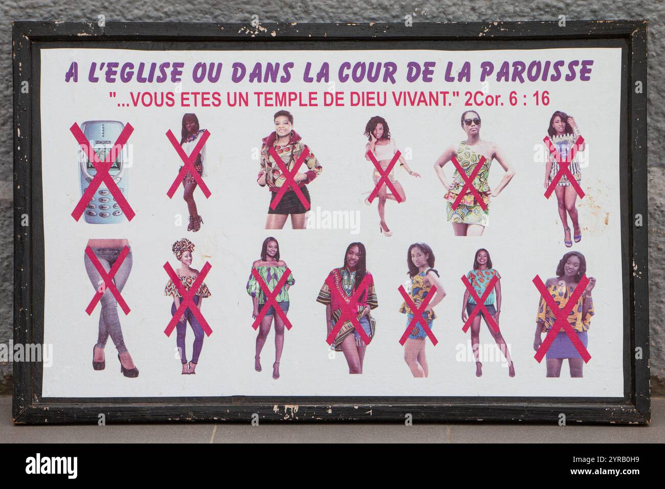 Une affiche en français décrivant les restrictions du code vestimentaire et les directives de comportement pour l'église notre-Dame du Lac, Togoville, Togo, mettant l'accent sur les modes Banque D'Images