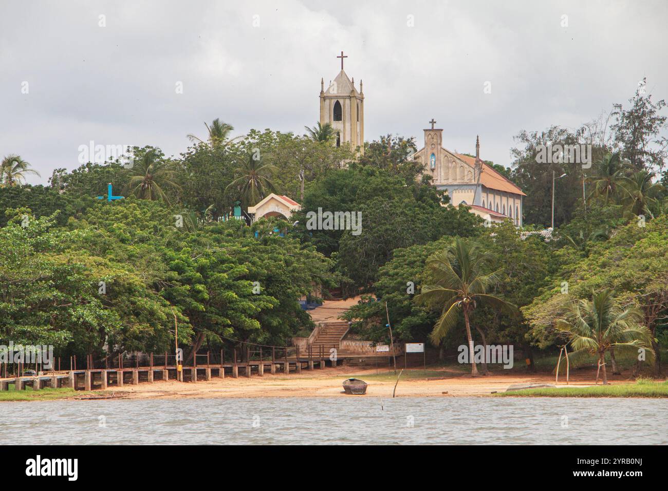 Débarcadère de Togoville avec l'église notre-Dame du Lac en arrière-plan, Togo Banque D'Images