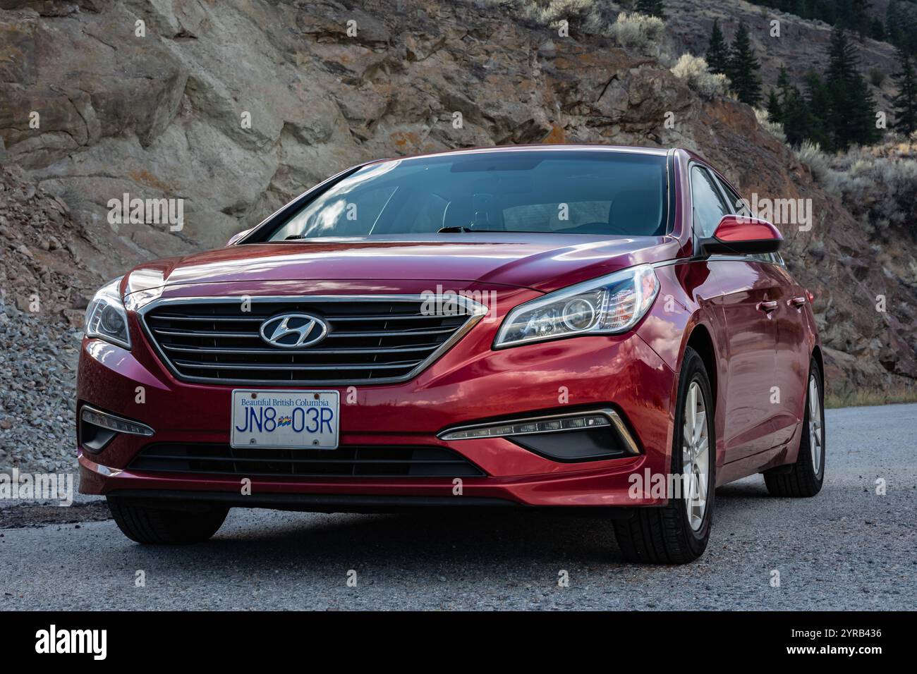 Berline intermédiaire coréenne Hyundai Sonata. Voiture intermédiaire Hyundai Sonata Outdoor. Voiture de couleur rouge 4 portes garée sur la route. Vue avant avec phares. Personne Banque D'Images