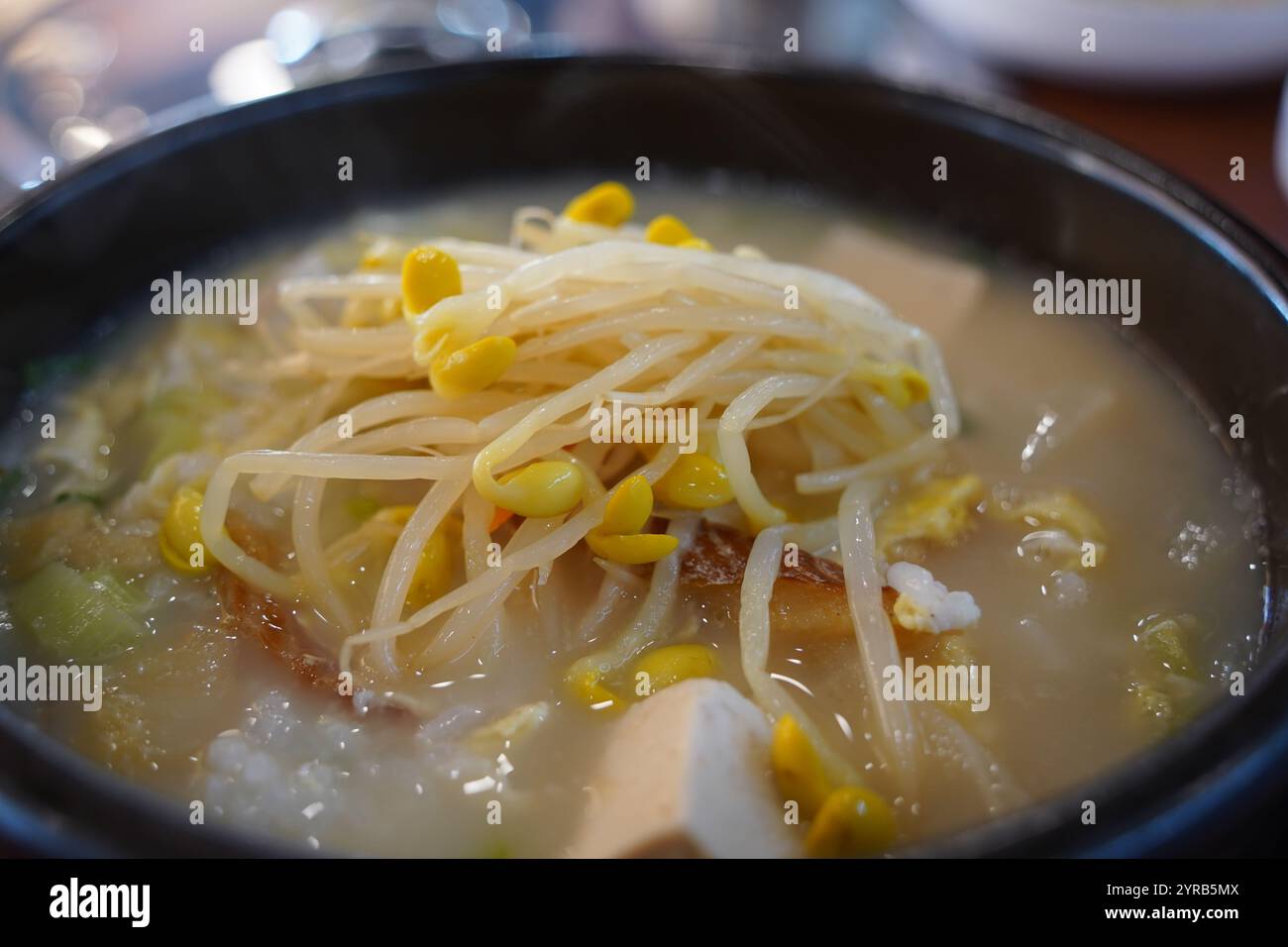 La soupe séchée à la gueule de bois jaune est la nourriture classique à la gueule de bois en Corée Banque D'Images