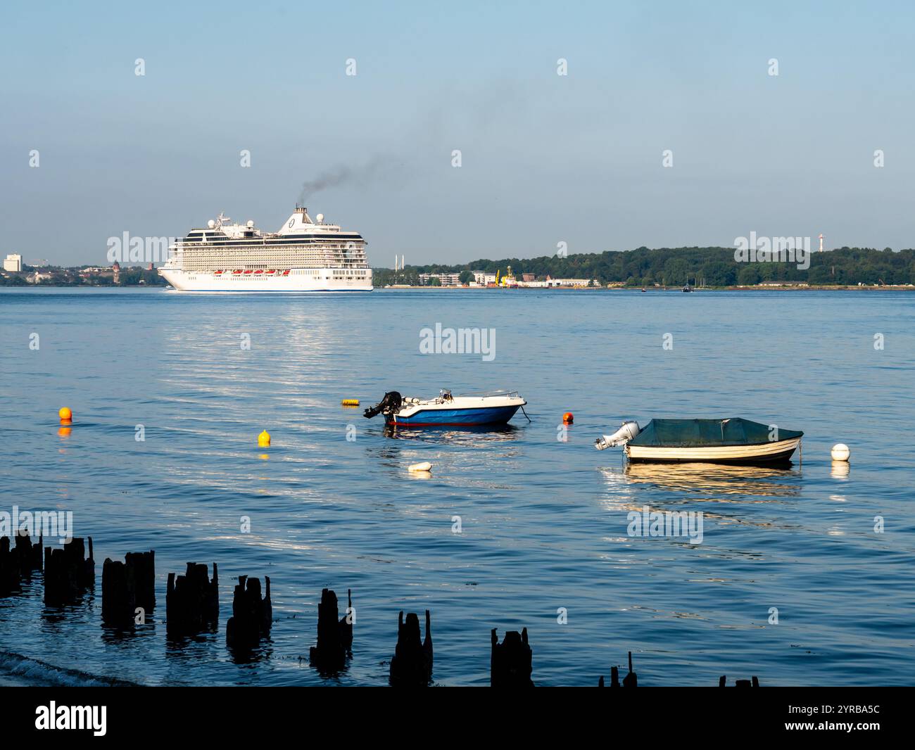 Ferry naviguant à travers le fjord de Kiel près de Holtenau, Schleswig-Holstein, Allemagne Banque D'Images