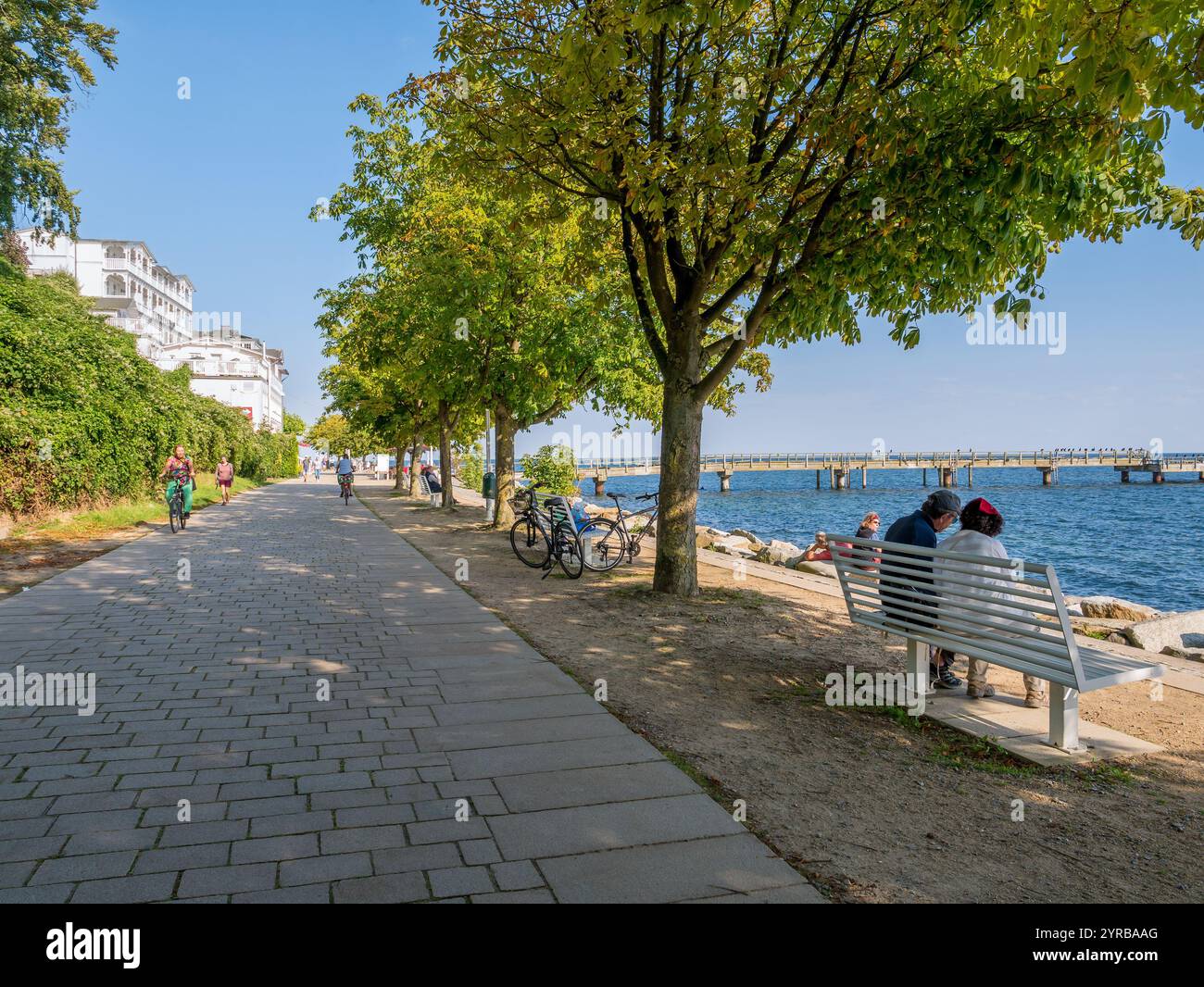 Les gens marchent, font du vélo et se détendent sur Strandpromenade à Sassnitz, Rügen, Mecklembourg-Poméranie occidentale, Allemagne Banque D'Images