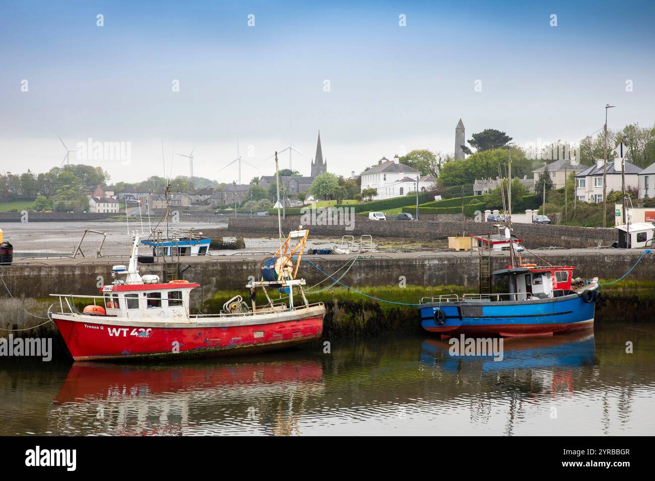 Irlande, comté de Mayo, Killila, bateaux de pêche amarrés dans le port, marée basse Banque D'Images