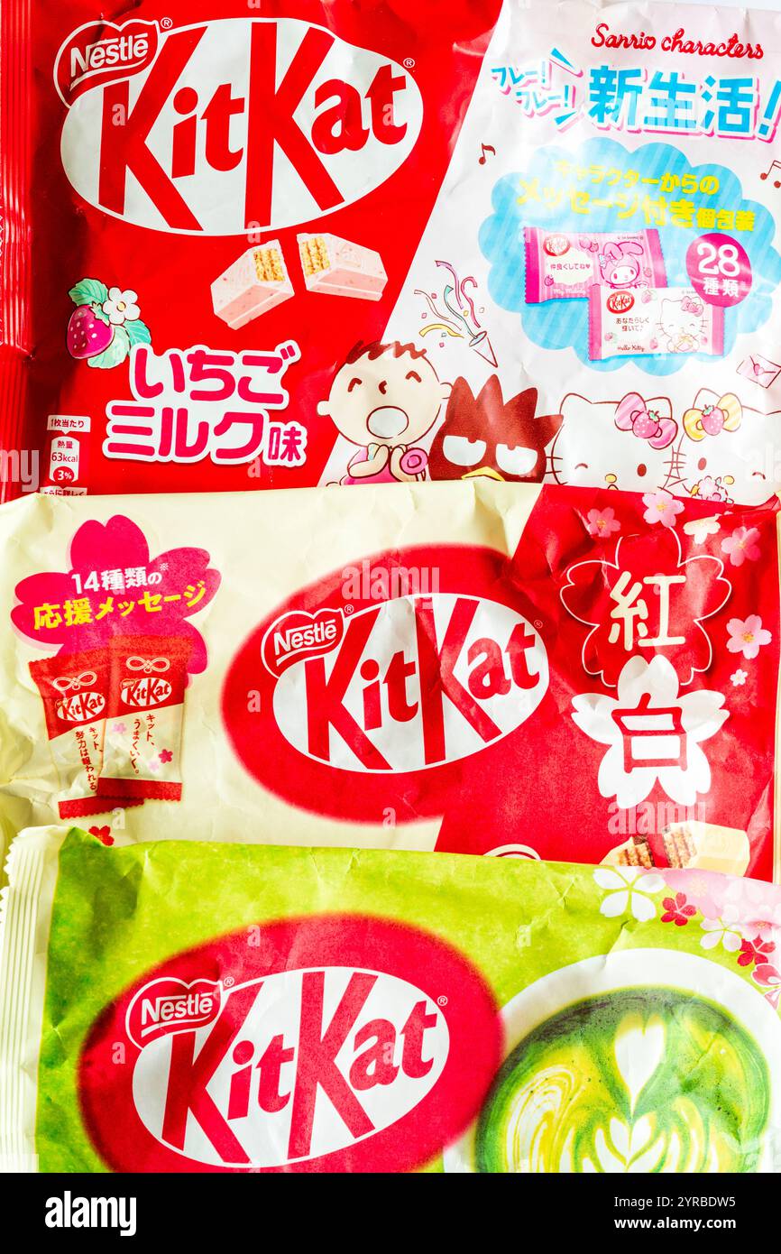 Assortiment de différentes saveurs japonaises mini kit-kat paquets de bar, y compris le thé vert, et un basé sur les personnages Sanrio, y compris Hello Kitty. Banque D'Images