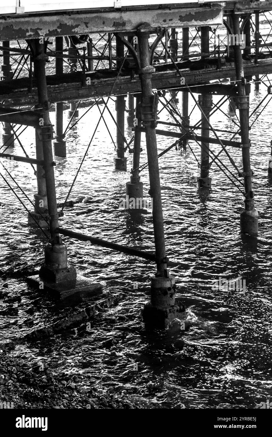 Supports de l'ancienne jetée victorienne à Aberystwyth au pays de Galles en noir et blanc Banque D'Images