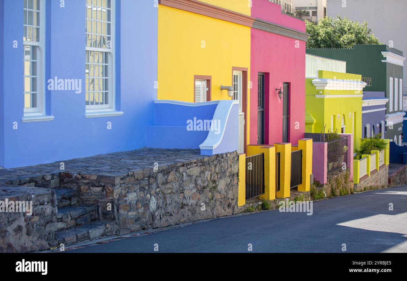 Afrique du Sud. Quartier de Bo-Kaap au Cap, maisons peintes de couleurs vives, ciel bleu, journée ensoleillée Banque D'Images