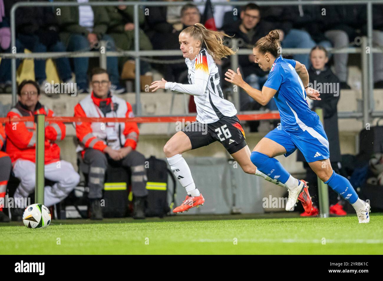 02.12.2024, Fussball : Laenderspiel Frauen, saison 2024/2025, Deutschland - Italien im Vonovia Ruhrstadion in Bochum. ZWEIKAMPF zwischen Vivien Endemann (Deutschland, #26) und Lisa Boattin (Italien, #17). Wichtiger Hinweis : Gemaess den Vorgaben der FIFA bzw. Der UEFA ist es untersagt, in dem Stadion und/oder vom Spiel angefertigte Fotoaufnahmen in Form von Sequenzbildern und/oder videoaehnlichen Fotostrecken zu verwerten bzw. verwerten zu lassen. Foto : Kirchner-Media/TH Banque D'Images
