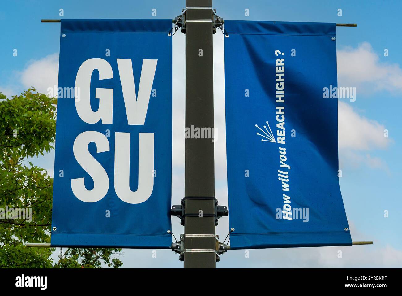 ALLENDALE, mi, États-Unis, 20 SEPTEMBRE 2024 : drapeau de l'école sur le campus de la Grand Valley State University. Banque D'Images
