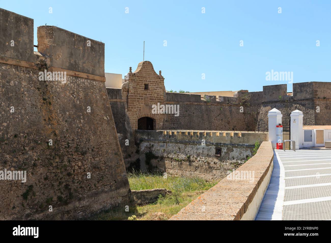 CADIX, ESPAGNE - 22 MAI 2017 : C'est la porte principale et les douves du château de Santa Catalina (17ème siècle). Banque D'Images