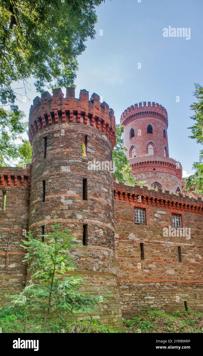 Tours crénelées et mur au château de Kamieniec Ząbkowicki dans la Basse Silésie, Pologne Banque D'Images