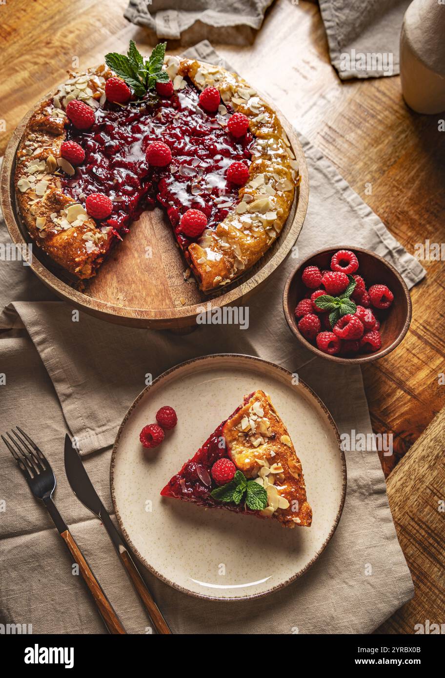 Plat de galette de framboises fraîchement cuite avec des flocons d'amandes Banque D'Images