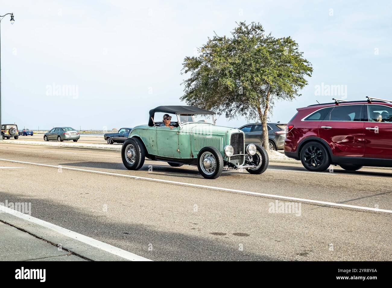 Gulfport, MS - 04 octobre 2023 : vue d'angle avant grand angle d'un Highboy Roadster Ford modèle B 1932 lors d'un salon automobile local. Banque D'Images
