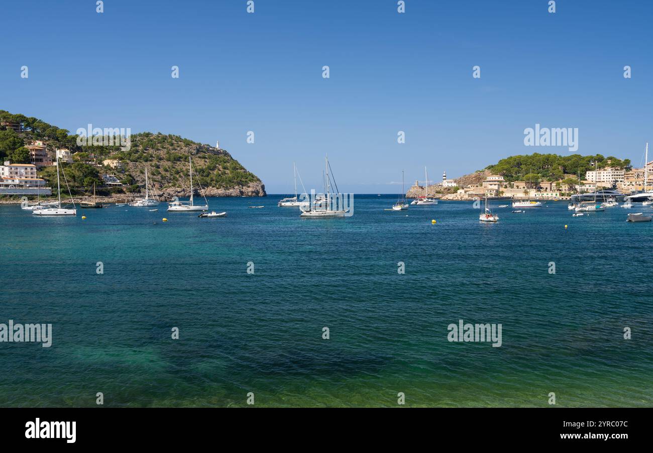 Vue pittoresque d'un petit phare sur la jetée à Port de Soller. Yachts amarrés, bateaux dans le port. Majorque, Espagne Banque D'Images