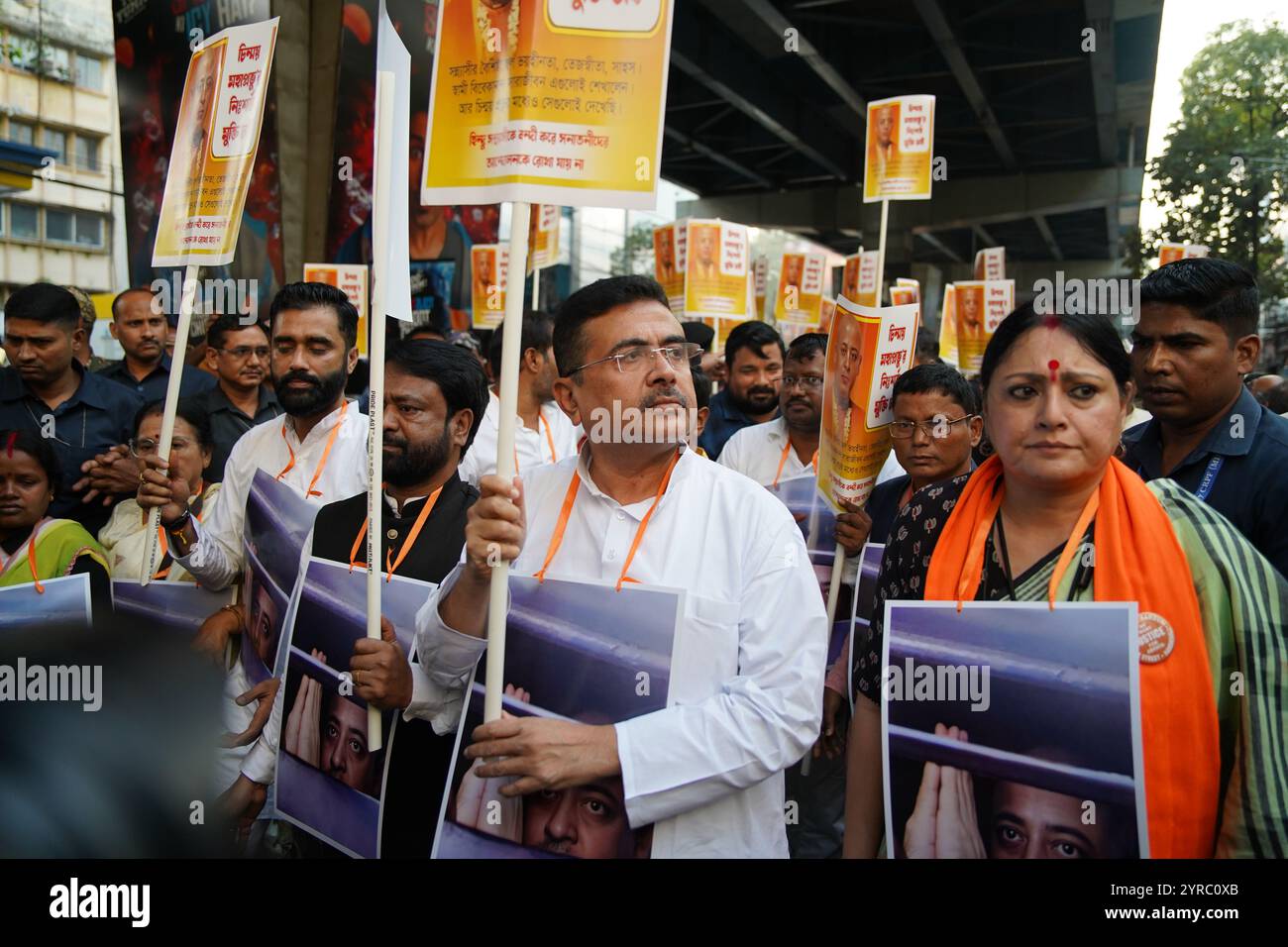 Kolkata, Inde. 27 novembre 2024. Suvendu Adhikari, chef de l'opposition à l'Assemblée législative du Bengale occidental et homme politique du BJP, a mené une marche de protestation contre le Haut-commissariat du Bangladesh à Kolkata, en Inde, le 27 novembre 2024. Accompagné de plusieurs députés, Adhikari a exprimé une forte opposition à l'arrestation du moine ISKCON Chinmoy Krishna Das Brahmachari. Les manifestants ont exigé la libération immédiate du moine. (Photo de Biswarup Ganguly/Pacific Press/Sipa USA) crédit : Sipa USA/Alamy Live News Banque D'Images