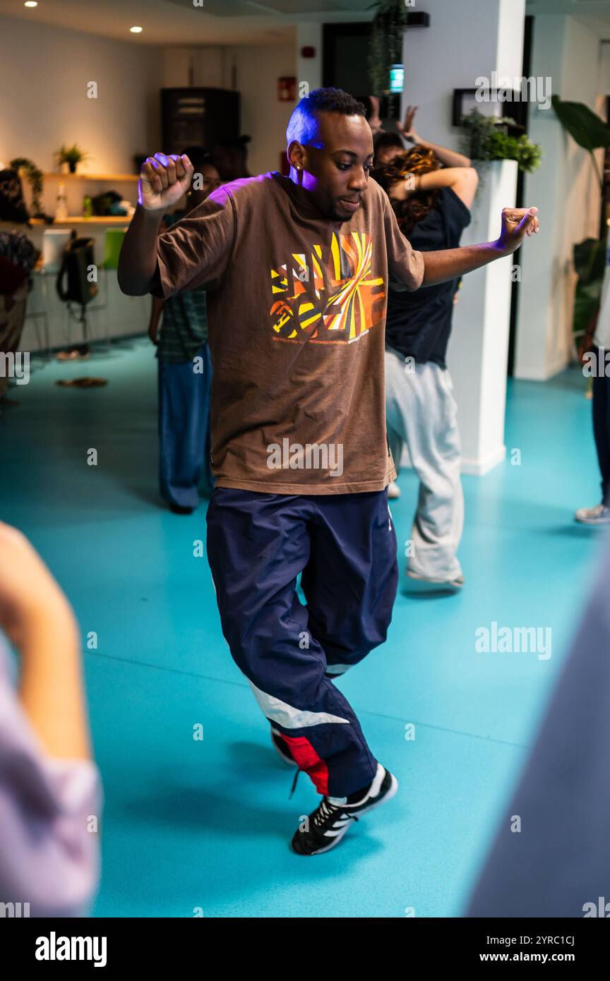 De jeunes danseurs se rencontrent et partagent dans le cadre de l’événement MAF Battle, événement de danse urbaine et de rue à Saragosse, en Espagne Banque D'Images