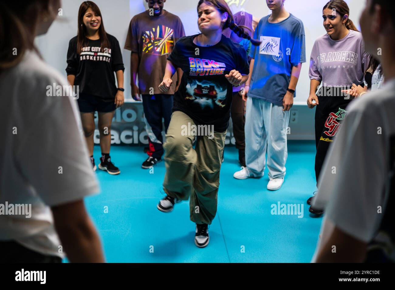 De jeunes danseurs se rencontrent et partagent dans le cadre de l’événement MAF Battle, événement de danse urbaine et de rue à Saragosse, en Espagne Banque D'Images