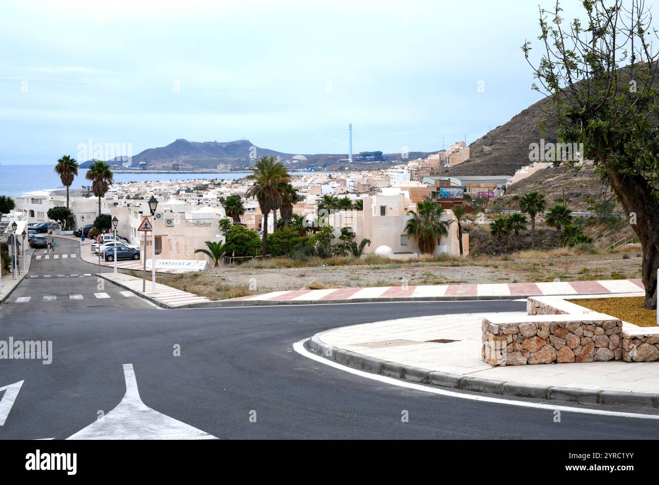 Carboneras, vue panoramique. Au fond de la montagne Mesa de Roldán. Almería, Andalousie, Espagne. Banque D'Images