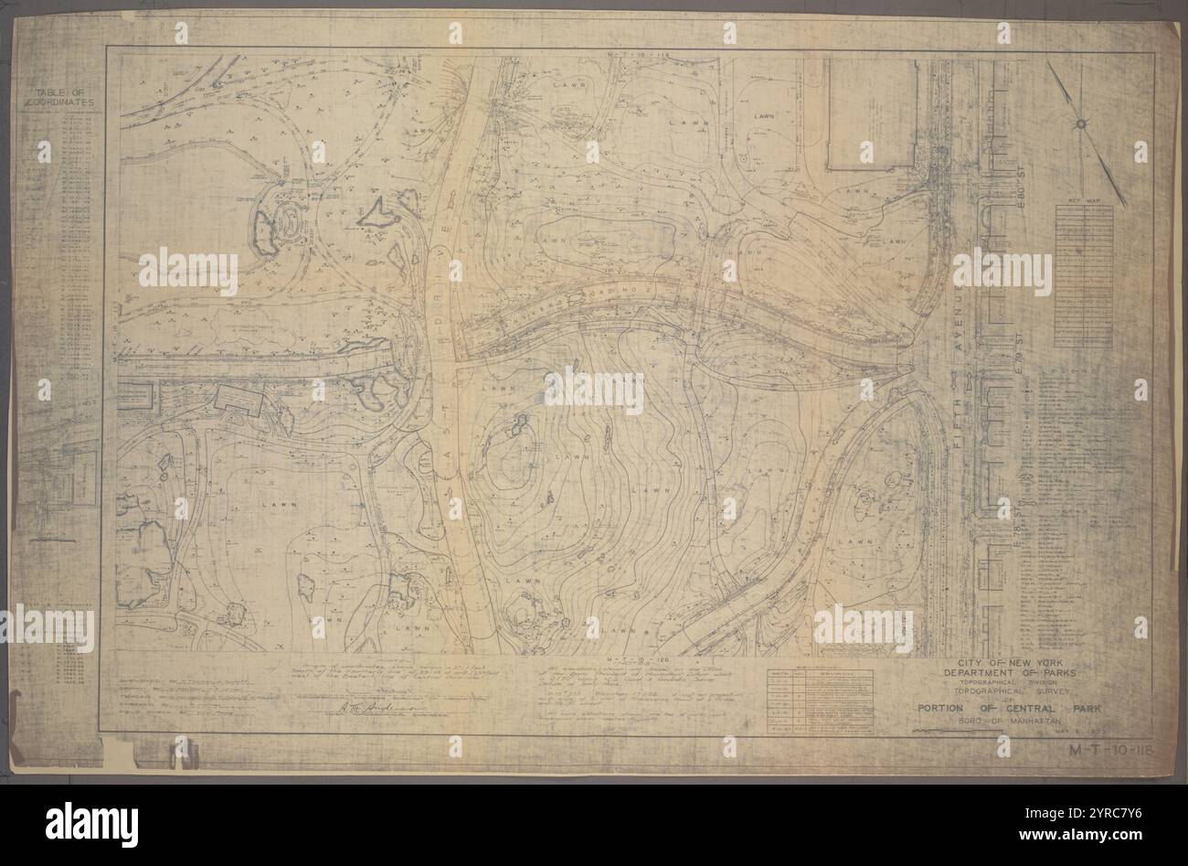 M-T-118 : [borné par East Drive, (Metropolitan Museum of Art), East 80th Street, East 79th Street et East 78th Street.] 1939 - 1948 par New York (N.Y.). Département des Parcs. Division topographique Banque D'Images