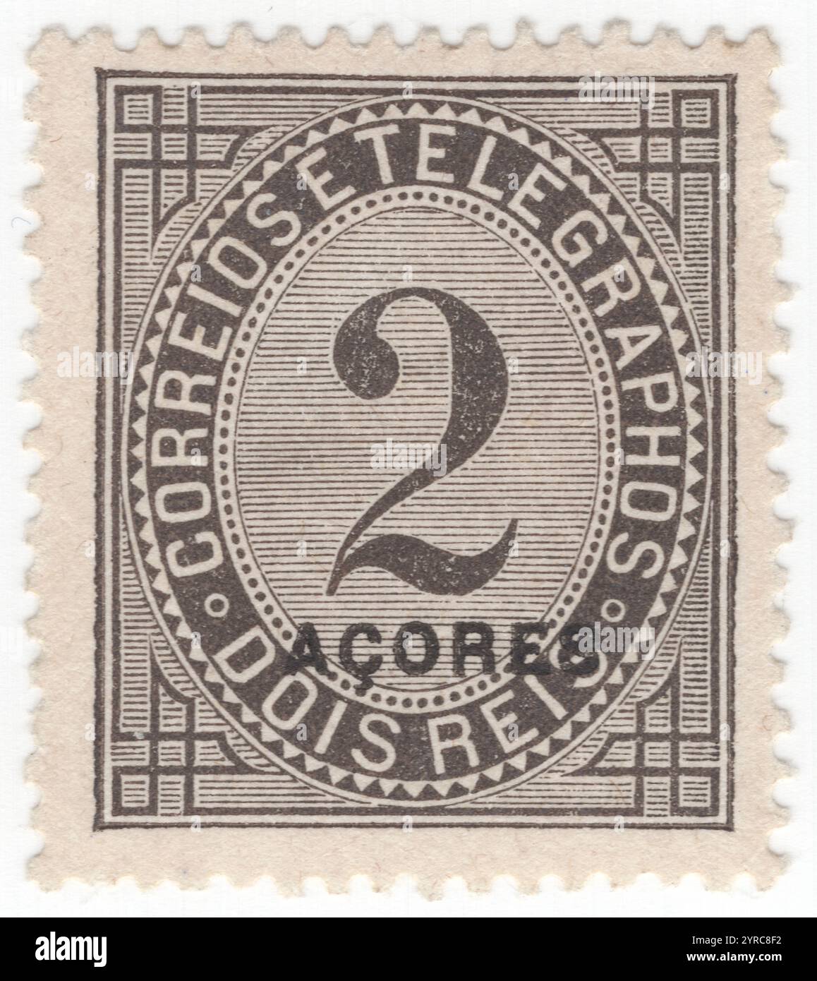 AÇORES - 1885 : 2 timbre de journal noir reis représentant un chiffre de valeur dans un cadre ovale, Jornaes, surimprimé 'AÇORES'. Région autonome des Açores, est l'une des deux régions autonomes du Portugal (avec Madère). C'est un archipel composé de neuf îles volcaniques dans la région de Macaronésie de l'océan Atlantique Nord, à environ 1 400 km (870 mi) à l'ouest de Lisbonne, à environ 1 500 km (930 mi) au nord-ouest du Maroc, et à environ 1 930 km (1 200 mi) au sud-est de Terre-Neuve, Canada. Capitale à Ponta Delgada. 1000 Reis = 1 Milreis. 100 Centavos = 1 Escudo (1912) Banque D'Images