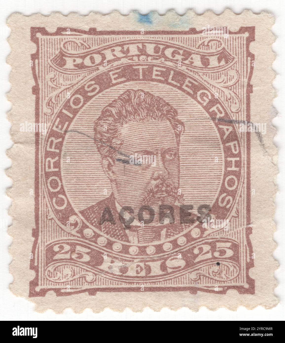 AÇORES - 1882 : 25 timbre-poste marron reis représentant un portrait du roi Luiz (Dom Luís I) de profil. Timbres du Portugal surimprimés en noir 'ACORES'. Région autonome des Açores, est l'une des deux régions autonomes du Portugal (avec Madère). C'est un archipel composé de neuf îles volcaniques dans la région de Macaronésie de l'océan Atlantique Nord, à environ 1 400 km (870 mi) à l'ouest de Lisbonne, à environ 1 500 km (930 mi) au nord-ouest du Maroc, et à environ 1 930 km (1 200 mi) au sud-est de Terre-Neuve, Canada. Capitale à Ponta Delgada Banque D'Images