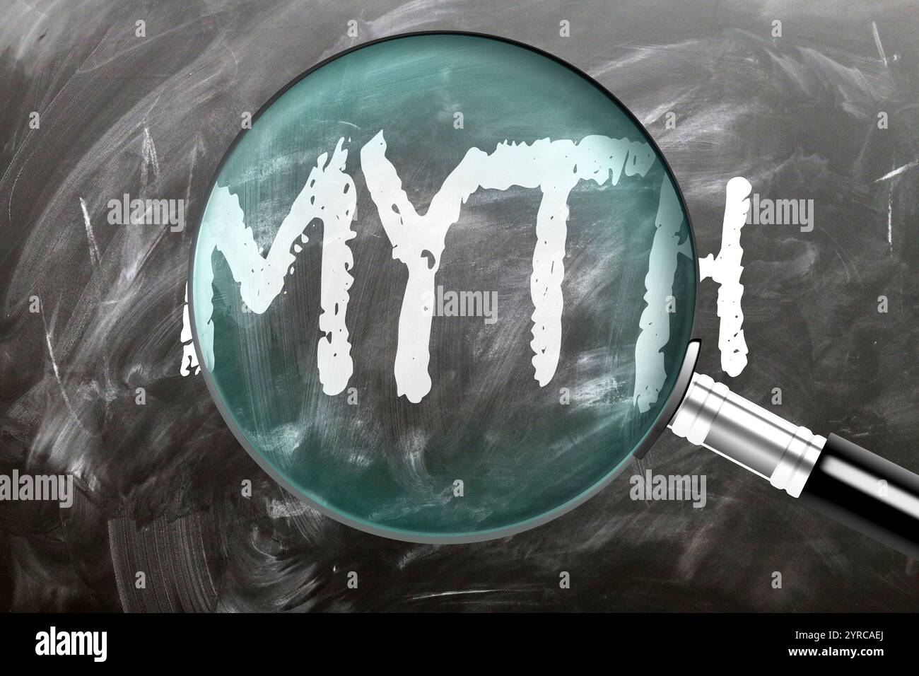 Mythe - apprendre, étudier et inspecter. En regardant de plus près le mythe. Une loupe agrandissant le mot 'mythe' écrit sur un tableau noir Banque D'Images